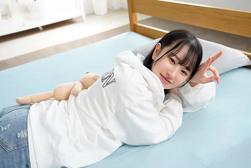 Từ hành lang vào phòng em sướng mà không dám rên to sợ ba mẹ nghe thấy